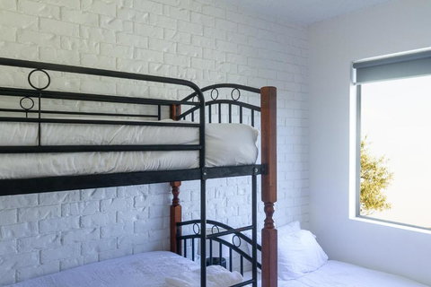 BAY PROPERTIES . Beach Street - Tourism Noosa 4