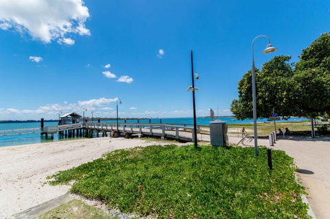 First Floor Unit Close To Shops, Park And Waterfront! - Tourism Noosa 9