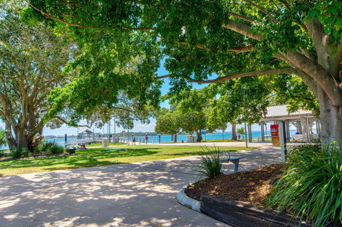 First Floor Unit Close To Shops, Park And Waterfront! - Tourism Noosa 13