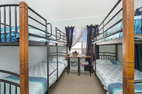 First Floor Unit Close To Shops, Park And Waterfront! - Tourism Noosa 4