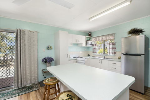 First Floor Unit Close To Shops, Park And Waterfront! - Tourism Noosa 8