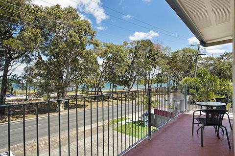 First Floor Unit Close To Shops, Park And Waterfront! - Tourism Noosa 0