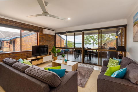 Spacious Family Unit With Incredible Views. - Tourism Noosa 1