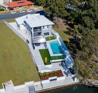 Stunning Canal Home Oh So Close To The Waterfront - Tourism Noosa