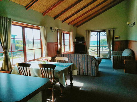Baudins Accommodation And Restaurant - Tourism Noosa 3