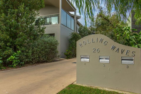 'Rolling Waves 2' On Ocean Drive - Tourism Noosa 0