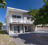 'SeaHaven' 2 Richardson Ave - Large home with Aircon Smart TV WIFI Netflix  Boat Parking