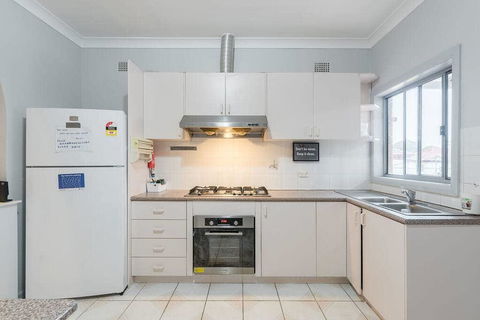 1 Double Quaint Private Room Near Public Bus Transport - SHAREHOUSE - Tourism Noosa 2