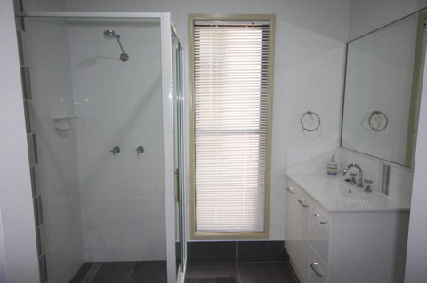 1 Naiad Court - Lowset Family Home With Swimming Pool And Covered Deck. Pet Friendly - Tourism Noosa 3