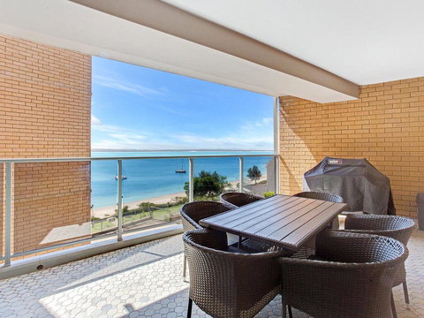 10 'Kiah' 53 Victoria Parade - Waterfront Views, AIRCON And Close To The Marina. - Tourism Noosa 2