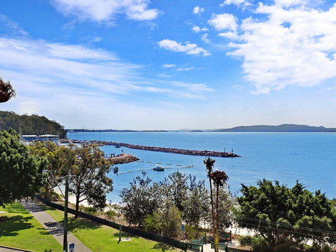 10 'Kiah' 53 Victoria Parade - Waterfront Views, AIRCON And Close To The Marina. - Tourism Noosa 3