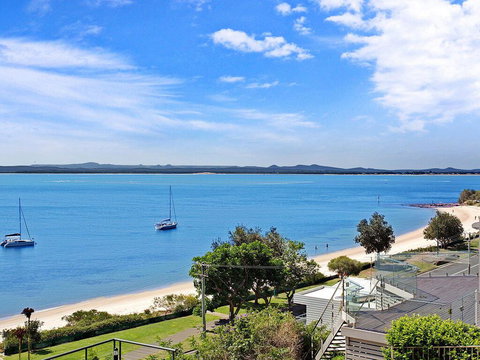 10 'Kiah' 53 Victoria Parade - Waterfront Views, AIRCON And Close To The Marina. - Tourism Noosa 1