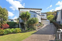 10 Barra Crescent Coolum Beach 500 BOND WIFI walking distance to beach