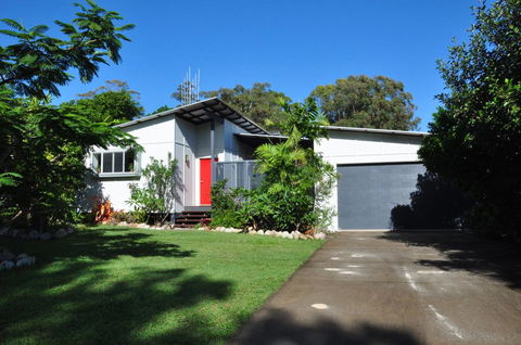10 Double Island Drive - Modern Family Home, Centrally Located, Swimming Pool & Outdoor Area - Tourism Noosa 0