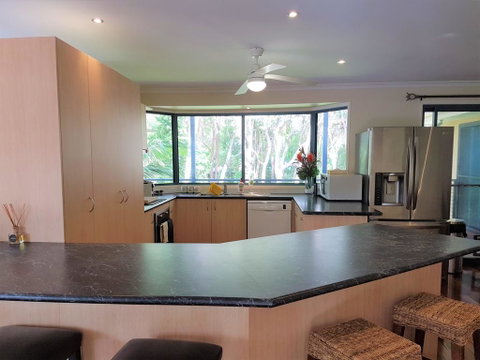 10 Naiad Court -Beach Retreat In The Bush - Tourism Noosa 2