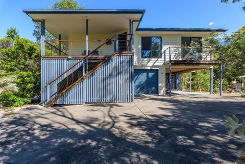 12 Ibis Court - Highset Beach House With Natural Bushland Gardens And Covered Decks - Tourism Noosa 0