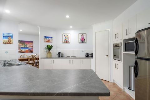 13 Orania Court, Rainbow Shores - Pool, Sleeps 8, Air Conditioning, Fire Pit - Tourism Noosa 3