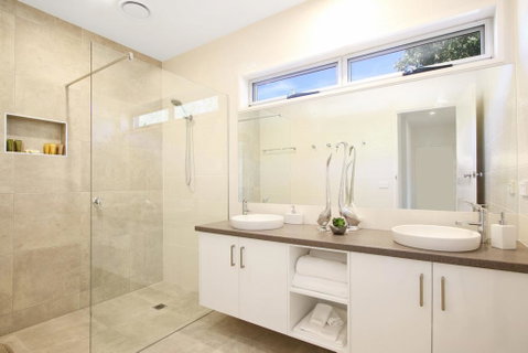 18 On Rayner - Swish Apartment Myrtleford - Tourism Noosa 0
