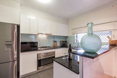 2 Bedroom With Parking & AC Close To Beach & City - Tourism Noosa 3
