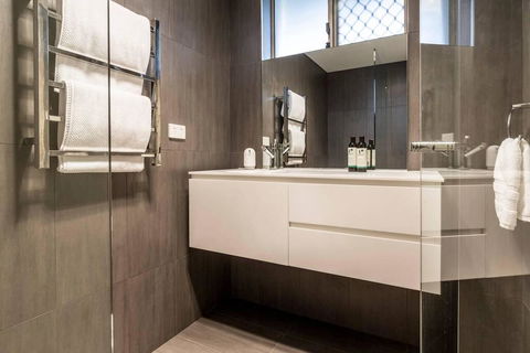 2 Bedroom With Parking & AC Close To Beach & City - Tourism Noosa 2