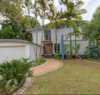 2 Satinwood Drive - Rainbow Shores Executive Level Beach House Pool Walk to Beach - Tourism Noosa