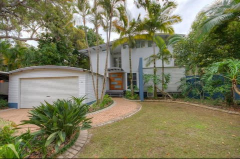 2 Satinwood Drive - Rainbow Shores, Executive Level Beach House, Pool, Walk To Beach - Tourism Noosa 0