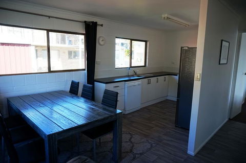 2-29 Rumbalara Avenue - Rainbow Beach, Bring Your Dog Or Your Cat Or Bring Both, Free Wi-Fi - Tourism Noosa 2
