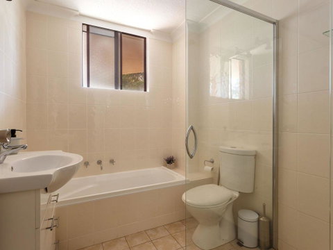 20 Booneroo - Walk To The Beach - Tourism Noosa 2