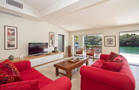 Canalfront Retreat, Private Jetty & Pool - Tourism Noosa 4