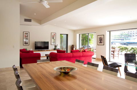 Canalfront Retreat, Private Jetty & Pool - Tourism Noosa 3