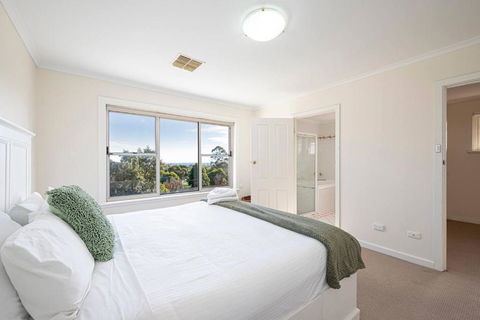 Cityscape Charm - 2BR Home In Wattle Park - Tourism Noosa 3