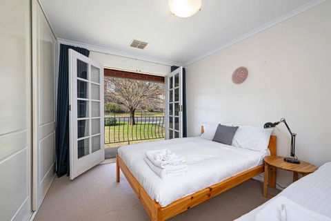 Cityscape Charm - 2BR Home In Wattle Park - Tourism Noosa 3