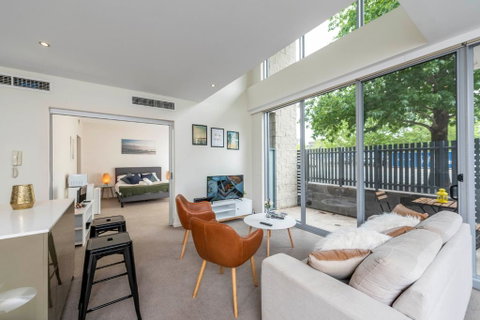 3 BDR Stylish City Retreat // Close To All And Everything In Canberra - Tourism Noosa 2