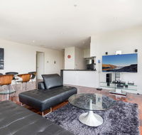 3-Bed Apartment with Parking Near Parks and Dining - Tourism Noosa