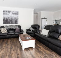 4 Bedroom Inner City Townhouse - SLEEPS 9  - Tourism Noosa