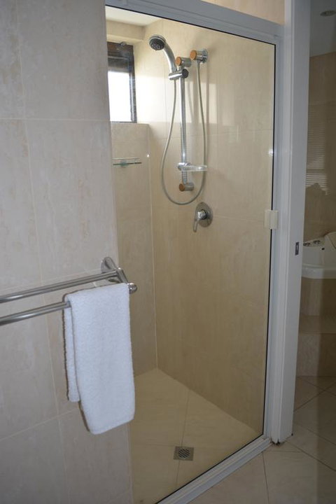 5,  Apartment On The Esplanade - Tourism Noosa 2