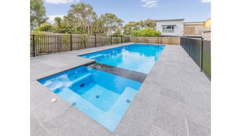 52 ON BAYVIEW - PET FRIENDLY (OUTSIDE ONLY) - Tourism Noosa 0