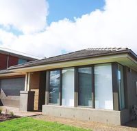 5Bed 2Bath Family House in Werribee - Tourism Noosa