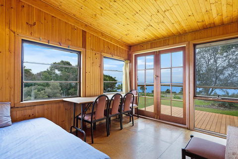 98 Ocean Parade - Rustic Log Cabin - Tourism Noosa 3