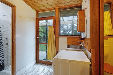 98 Ocean Parade - Rustic Log Cabin - Tourism Noosa 1