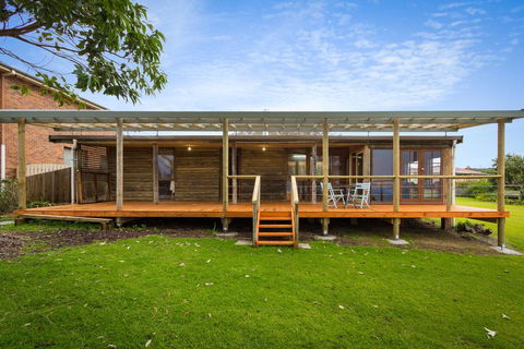 98 Ocean Parade - Rustic Log Cabin - Tourism Noosa 0