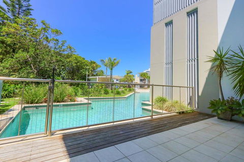 A Deluxe Swim Up - Drift Apartments South - Tourism Noosa 1