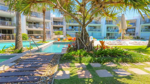 A Deluxe Swim Up - Drift Apartments South - Tourism Noosa 3