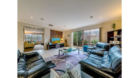 A TOUCH OF CLASS - PET FRIENDLY (OUTSIDE ONLY) - Tourism Noosa 1
