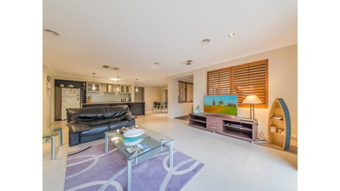 A TOUCH OF CLASS - PET FRIENDLY (OUTSIDE ONLY) - Tourism Noosa 2