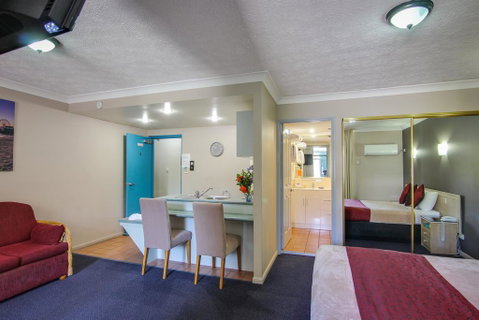 AAA Airport Albion Manor Apartments And Motel - Tourism Noosa 2