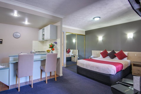 AAA Airport Albion Manor Apartments And Motel - Tourism Noosa 0
