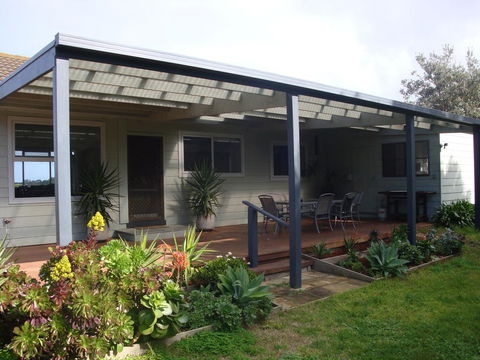 Absolute Waterfront - Tourism Noosa 0