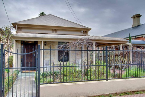 Adelaide Close CBD Large Private Studio Apartment In St Peters - Tourism Noosa 0