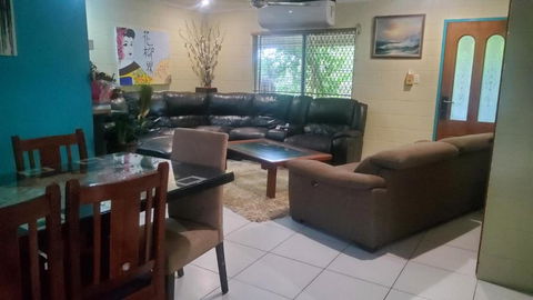 Downstairs Only. 3 Queen BR With Private Access. - Tourism Noosa 2